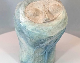 Bambola Daruma tradizionale giapponese: pezzo unico realizzato da un artista visivo.