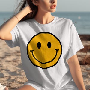 Classic Smiley Face T-Shirt, Retro Happy Face, Vintage Style, Positive Vibes, Graphic Tee, Trendy T-Shirts (116)