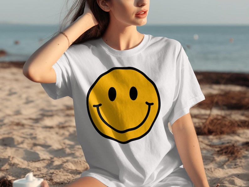 Smiley Face T-Shirt, Graphic Tee, Casual Beachwear, Summer Fashion, Trendy Shirt, Unisex Clothing, Cool and Fun Outfit
