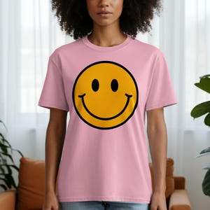 Smiley Face T-Shirt, Cute Graphic Tee, Fun Casual Top, Trendy Summer T-Shirt, Unisex Happy Face Shirt, Comfortable Everyday Wear