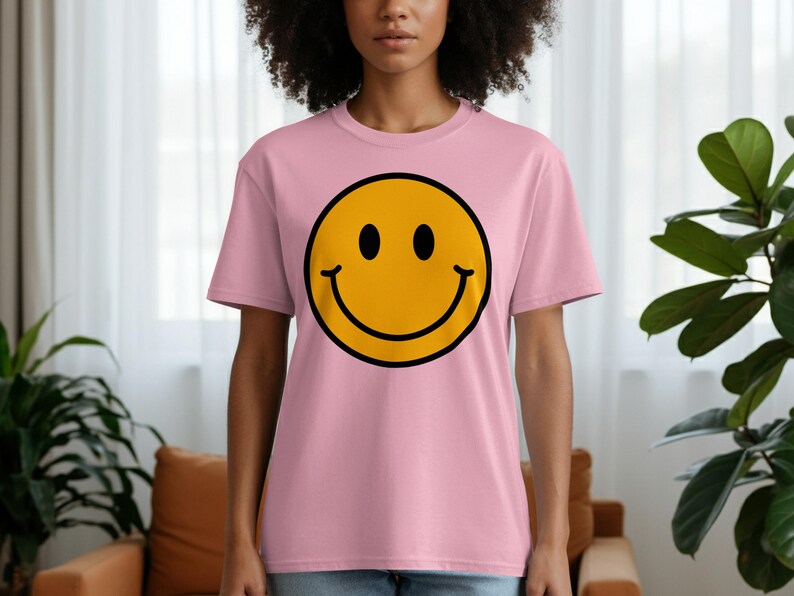 Smiley Face T-Shirt, Cute Graphic Tee, Fun Casual Top, Trendy Summer T-Shirt, Unisex Happy Face Shirt, Comfortable Everyday Wear
