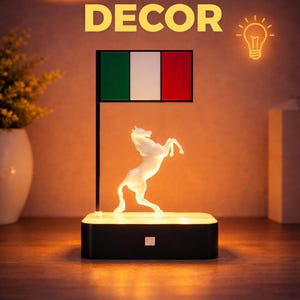 Könnte beinhalten: LED Italy Decor Lampe mit einer weißen, sich aufbäumenden Pferdesilhouette und der italienischen Flagge. Die Lampe hat einen schwarzen Sockel und strahlt warmes Licht aus. Der Text "LED ITALY DECOR" ist zu sehen.