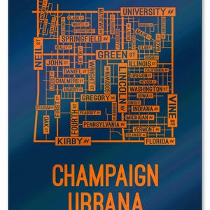 Peut inclure: Une carte de Champaign et Urbana, Illinois, en bleu et orange. La carte montre les principales rues et avenues de la ville. Le texte "Champaign Urbana" est imprim&eacute; en grandes lettres orange en bas de la carte.