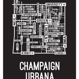 Peut inclure: Illustration graphique en noir et blanc d'une carte de ville avec les mots "Champaign Urbana" en bas. La carte montre les noms des rues et des avenues de la ville.