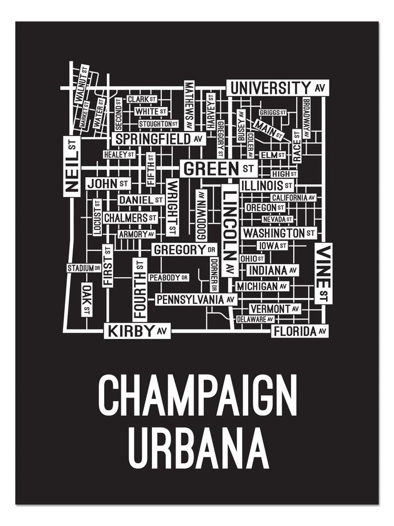 Peut inclure: Illustration graphique en noir et blanc d'une carte de ville avec les mots "Champaign Urbana" en bas. La carte montre les noms des rues et des avenues de la ville.