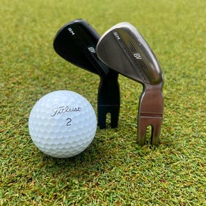 Premium Wedge-Style Golf Divot Tool – Forged Vokey Look Repair Tool Inspired by Classic Wedge Design – Durable, Pocket-Friendly for Golfers