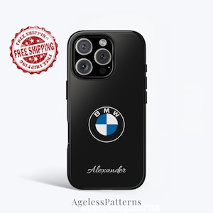 Może przedstawiać: Czarny futerał na telefon z logo BMW, niebiesko-białym emblematem. Imię "Alexander" jest napisane kursywą pod logo. Słowa "AgelessPatterns" znajdują się na dole.