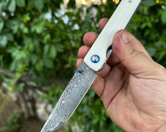 Fällkniv i rostfritt damaskusstål, kamelbenshandtag med titanpim, specialdesignad fickkniv