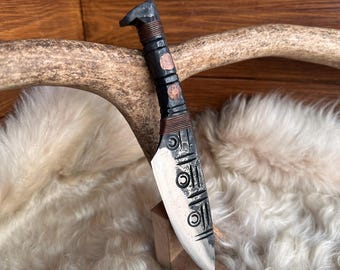 Handsmidd bushcraftkniv i kolstål: Medeltida jaktkniv, gåva till marskalkar
