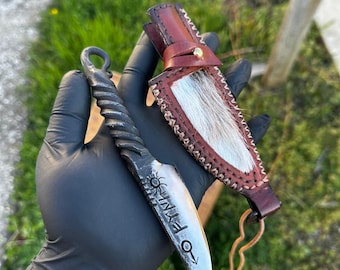 Handsmidd kniv med liten hals och specialdesignad läderslida, smidd kniv i kolstål