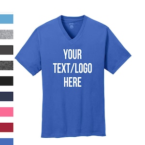 K&ouml;nnte beinhalten: Ein k&ouml;nigsblaues V-Neck-T-Shirt mit dem Aufdruck "YOUR TEXT/LOGO HERE" in Wei&szlig; auf der Vorderseite.