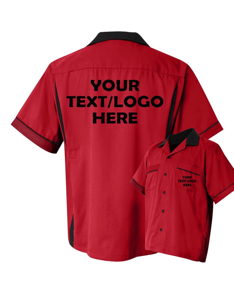 Puede incluir: Una camisa roja de manga corta con botones, cuello negro y ribetes negros en las mangas y los costados. La parte posterior presenta el texto YOUR TEXT/LOGO HERE en negro, y el &aacute;rea del bolsillo frontal muestra el texto YOUR TEXT/LOGO HERE.