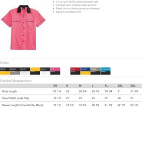 Puede incluir: Una camisa de bolos rosa de manga corta con cuello negro con muesca, ribetes negros en las mangas y bolsillos en el pecho, y un dobladillo cuadrado. La camisa tiene cierre de botones y se identifica como Hilton GM Legend HP2244.