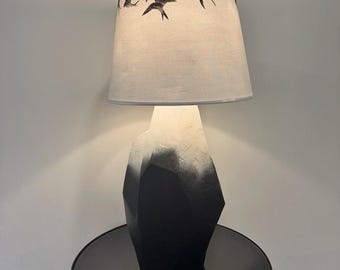 Handmade Ombre Table Lamp with Swallow Birds Shade – Modern Geometric Decor for Living Room or Bedroom&quot;