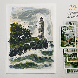 Peut inclure: Une peinture à l'aquarelle représentant un phare sur une falaise rocheuse avec des vagues déferlantes et des mouettes sous un ciel nuageux. À droite, une pile de petites impressions est affichée avec le texte 24 Options Available au-dessus.