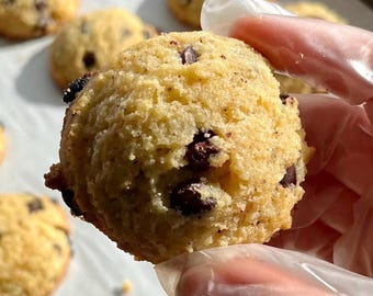 Keto Chocolate Chip Cookies | diabetic-friendly, grain-free