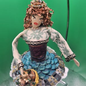 Rare one of one Irish inspired artist made pinecone collectible