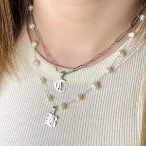 Collar con letras en inglés antiguo, collar con monograma de plata, un clásico atemporal, regalo unisex delicado, joyería resistente al agua, regalo de cumpleaños para él/ella