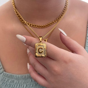 Collar con medallón inicial, regalo de cumpleaños, colgante con letra cuadrada dorada, collar con alfabeto personalizado, joyería unisex resistente al agua, regalo para el día de la madre