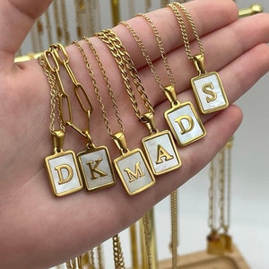 Perlmutt Initial Halskette • Gold Quadrat Buchstabe Anhänger • Alphabet Charme • Hypoallergen Schmuck • Weihnachtsgeschenk für Sie