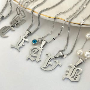 Collar con inicial en inglés antiguo • Regalo de cumpleaños • Colgante con letra de acero inoxidable plateado • Collar con nombre unisex personalizado • Regalo para él y para ella