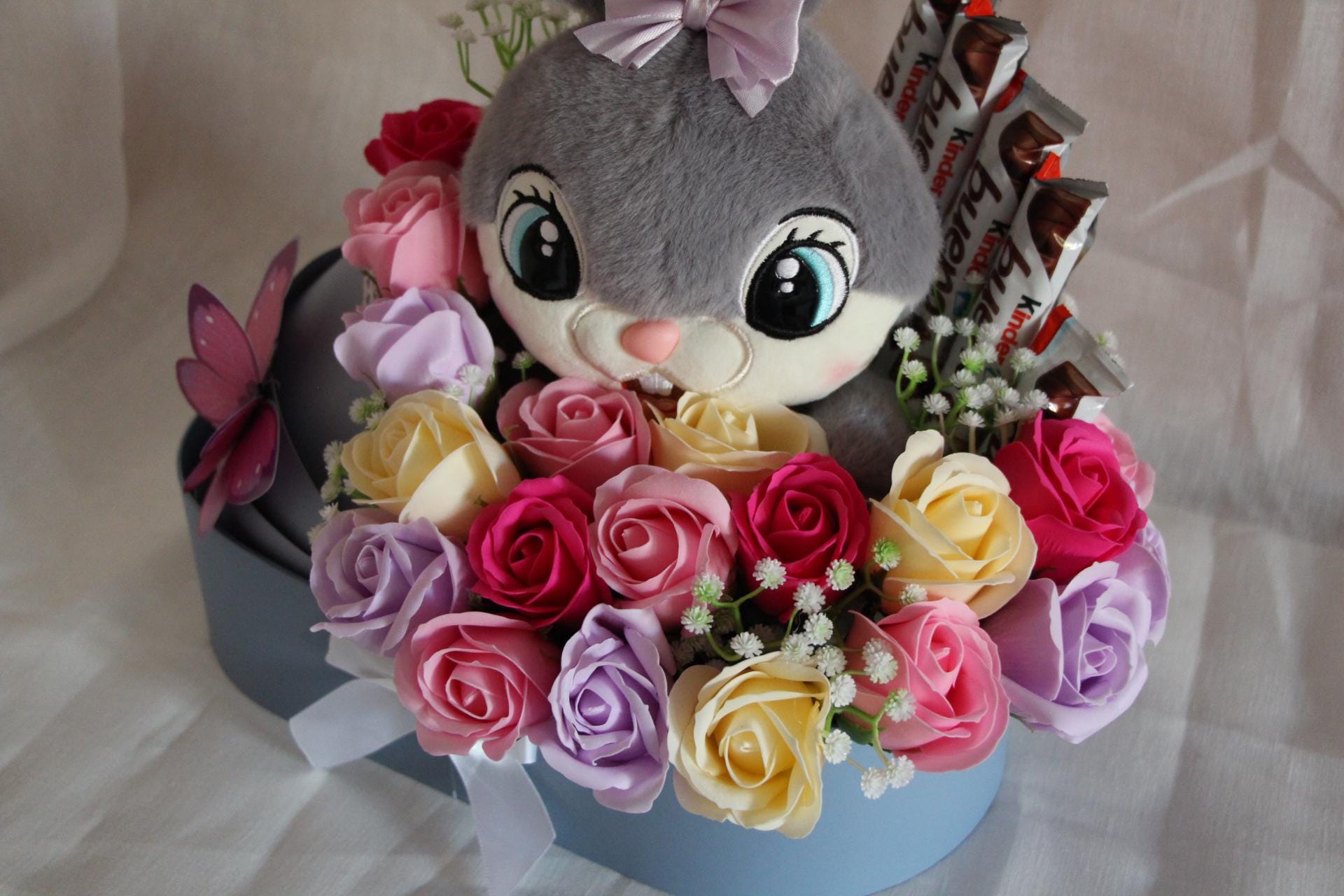 ぬいぐるみのウサギと石鹸のバラ – ウサギの初めての開花ギフトセット