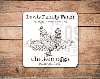 Könnte beinhalten: Weißer quadratischer Aufkleber mit einer Schwarzweißillustration einer Henne auf einem Feld. Oben steht der Text "Lewis Family Farm", gefolgt von "raleigh, north carolina". Unter der Henne steht der Text "chicken eggs gathered fresh".