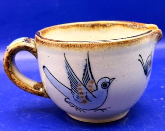 Jarra de crema de cerámica El Palomar México, taza de gres vintage con diseño floral de pájaros azules.