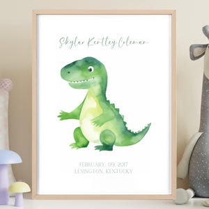 Impresión personalizada de nacimiento de bebé con dinosaurio, decoración de guardería, arte con marco de madera personalizado, regalo para recién nacido, regalo de bienvenida para bebé, decoración de guardería personalizada