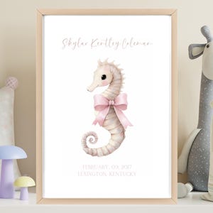 Impresión de nacimiento de bebé personalizada de caballito de mar, decoración de guardería, arte con marco de madera personalizado, regalo para recién nacido, regalo de bienvenida para bebé, decoración de guardería personalizada