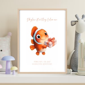 Impresión de nacimiento de bebé personalizada con peces, decoración floral con forma de oso, arte con marco de madera personalizado, regalo para recién nacido, regalo de bienvenida para bebé, decoración de guardería personalizada