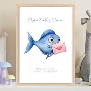 Impresión de nacimiento de bebé personalizada con peces, decoración floral con forma de oso, arte con marco de madera personalizado, regalo para recién nacido, regalo de bienvenida para bebé, decoración de guardería personalizada