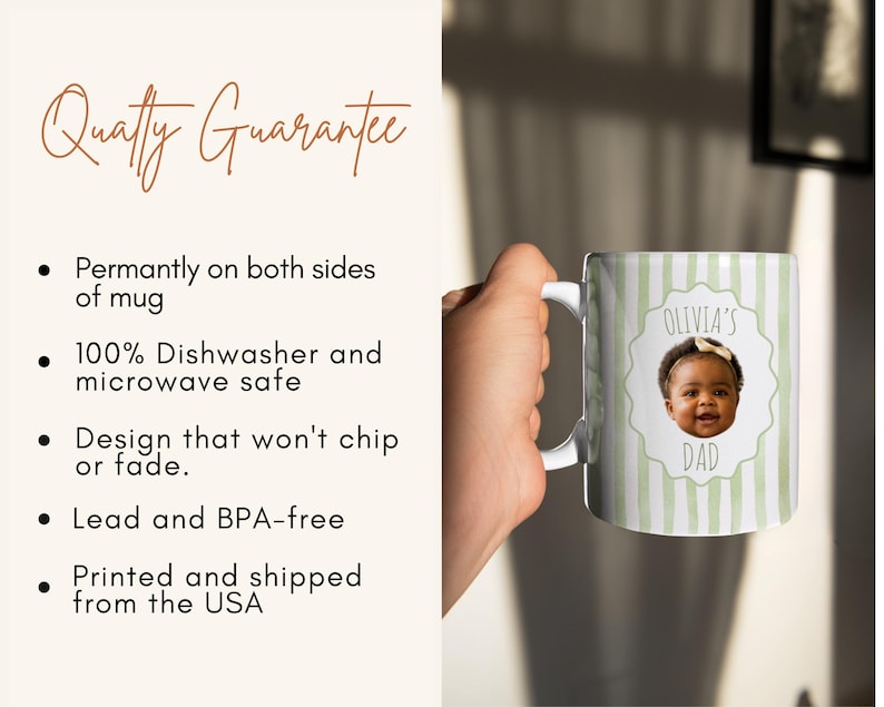 Op de afbeelding: Witte keramische mok met een handvat, met een groen-wit gestreept patroon. De mok heeft een foto van een baby met de tekst "Olivia's Dad" in een decoratief kader. De mok is aan beide zijden bedrukt en is vaatwasser- en magnetronbestendig.