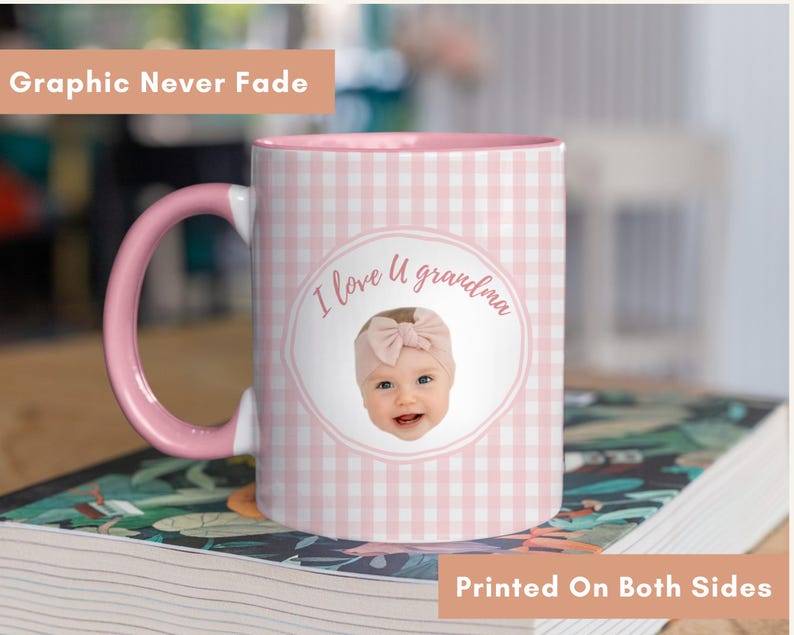 Op de afbeelding: Een roze en witte geruite mok met een roze handvat en binnenkant. De mok heeft een foto van een baby met een roze strik en de tekst "I love U grandma". De mok heeft de tekst "Graphic Never Fade" en "Printed On Both Sides".