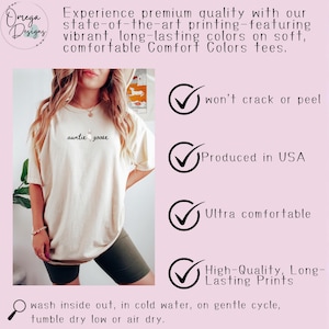 Puede incluir: Camiseta color crema con el texto "auntie goose" en fuente cursiva. La camiseta se combina con pantalones cortos verde oscuro. La imagen tambi&eacute;n incluye texto sobre las caracter&iacute;sticas de la camiseta e instrucciones de cuidado.