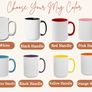 Op de afbeelding: Een selectie van witte keramische mokken met verschillende handvat- en interieurkleuren, waaronder zwart, rood, roze, lichtblauw, paars, geel en oranje. De tekst "Choose Your Mug Color" staat boven de mokken.