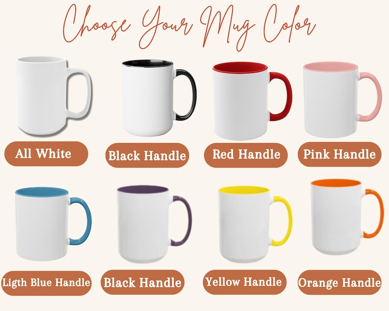Op de afbeelding: Een selectie van witte keramische mokken met verschillende handvat- en interieurkleuren, waaronder zwart, rood, roze, lichtblauw, paars, geel en oranje. De tekst "Choose Your Mug Color" staat boven de mokken.