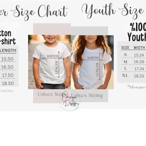 Puede incluir: Tabla de tallas para camisetas para ni&ntilde;os peque&ntilde;os y j&oacute;venes. La tabla incluye medidas en pulgadas para el ancho y el largo, junto con las tallas. El texto "%100 Algod&oacute;n" se muestra encima de las tablas de tallas. La imagen tambi&eacute;n incluye dos ni&ntilde;os que usan camisetas blancas.