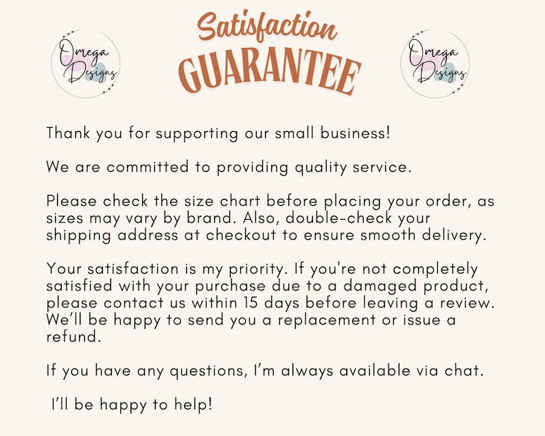 Op de afbeelding: Cr&egrave;mekleurige afbeelding met de tekst "Satisfaction GUARANTEE" in bruin. De tekst "Omega Designs" staat in een cirkelvormig ontwerp bovenaan. Extra tekst bevat een bedankbericht en informatie over retouren.