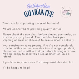 Puede incluir: Fondo rosa claro con las palabras "Satisfaction GUARANTEE" en escritura azul y morada. El texto agradece a los clientes por apoyar a la peque&ntilde;a empresa y proporciona informaci&oacute;n sobre devoluciones y servicio al cliente.