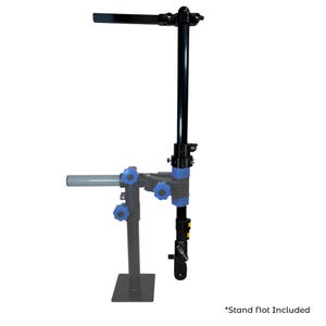 Pode incluir: Um suporte de repara&ccedil;&atilde;o de bicicletas preto e azul com componentes ajust&aacute;veis. O suporte possui um bra&ccedil;o horizontal, um suporte vertical e v&aacute;rios bot&otilde;es azuis para ajustes. A base &eacute; um quadrado cinza escuro. O texto "Stand Not Included" est&aacute; na parte inferior.
