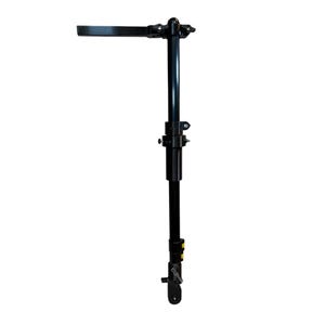 Pode incluir: Um suporte de metal preto e ajust&aacute;vel com um bra&ccedil;o horizontal e um poste vertical. O suporte tem m&uacute;ltiplos pontos de ajuste e um pino na base. O suporte foi projetado para segurar um objeto.