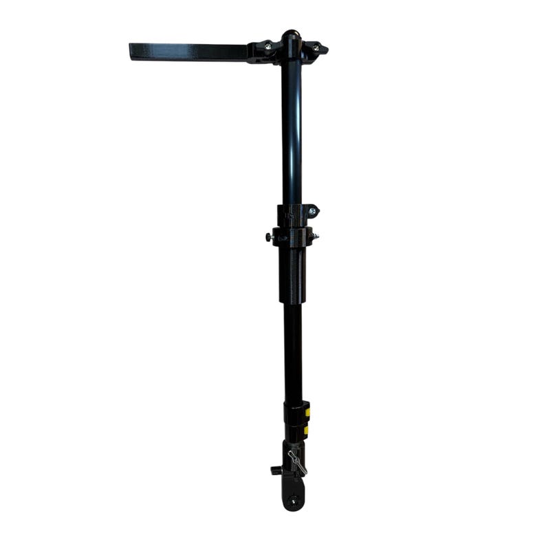 Pode incluir: Um suporte de metal preto e ajust&aacute;vel com um bra&ccedil;o horizontal e um poste vertical. O suporte tem m&uacute;ltiplos pontos de ajuste e um pino na base. O suporte foi projetado para segurar um objeto.