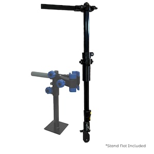Pode incluir: Um suporte de repara&ccedil;&atilde;o de bicicletas preto com altura ajust&aacute;vel e um bra&ccedil;o horizontal. O suporte tem componentes azuis e pretos e foi concebido para segurar uma bicicleta para manuten&ccedil;&atilde;o. O texto na parte inferior diz "Suporte n&atilde;o inclu&iacute;do".
