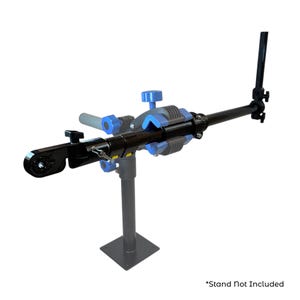 Pode incluir: Um suporte de repara&ccedil;&atilde;o de bicicletas preto e azul com componentes ajust&aacute;veis. O suporte tem uma base quadrada e um bra&ccedil;o longo com uma bra&ccedil;adeira. O texto "*Stand Not Included" &eacute; vis&iacute;vel na parte inferior.