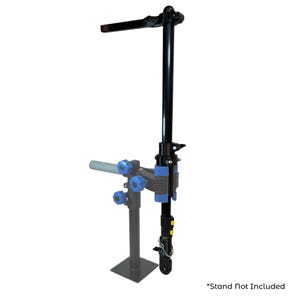 Pode incluir: Um suporte de repara&ccedil;&atilde;o de bicicletas preto com detalhes azuis e cinzentos. O suporte tem um bra&ccedil;o horizontal e um suporte vertical com grampos ajust&aacute;veis. A base &eacute; uma placa de metal quadrada. O texto "*Stand Not Included" est&aacute; na parte inferior.