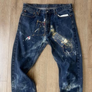 W38 L30.5 — 505 Jeans para hombre — Índigo oscuro, mezclilla retrabajada, patchwork desgastado, pierna retorcida, pinturas
