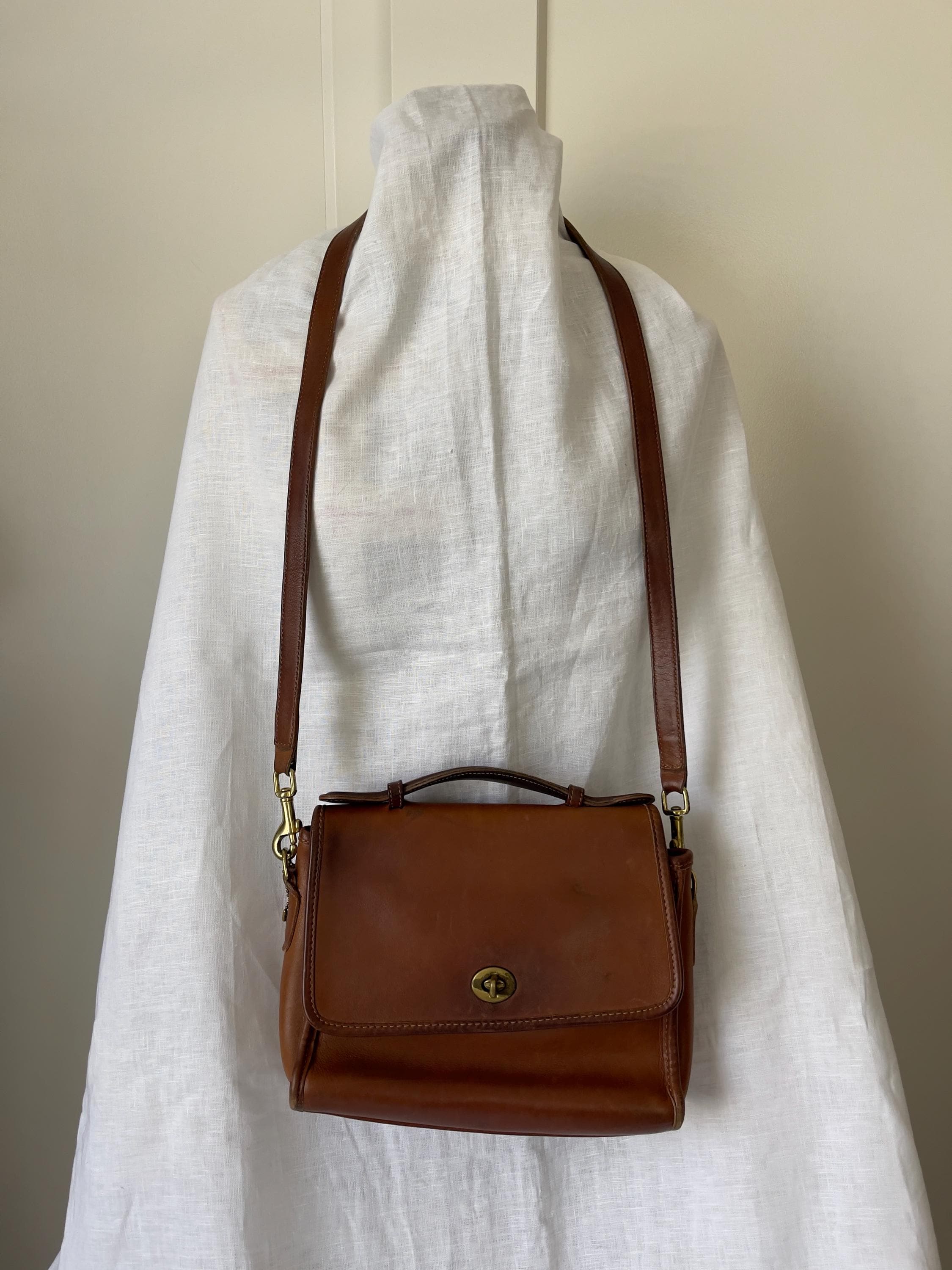バッグ Old Coach Brown Leather Shoulder Bag Vintage Coach 0709-377 Cross-body Hand Bag — Natural Glove Tanned