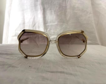 Gafas de sol vintage Ted Lapidus — París, años 70, detalles dorados y efecto perlado