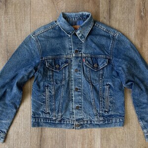 Chest 44 — Vintage Levi’s Fully Lined Denim Jacket — 1980s, 70401-0818, Type 3, Trucker, Blue Buffalo Inside, Fades, MUST SEE LINER!